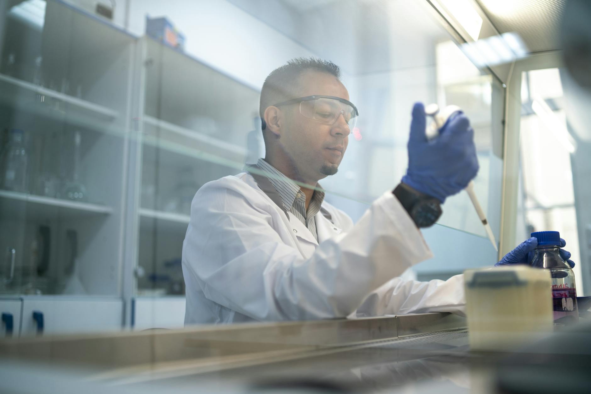 Laboratory research scientist